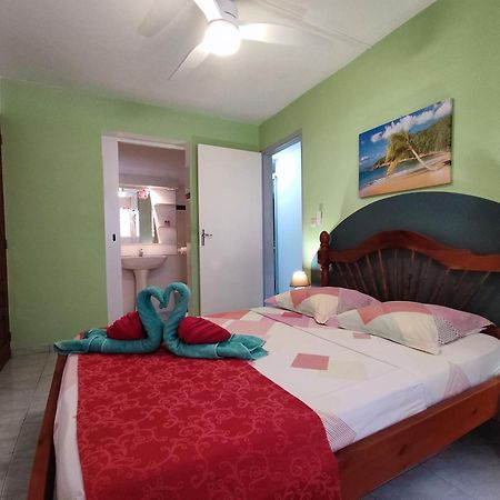 Bungalow With Sea View In Деше Экстерьер фото