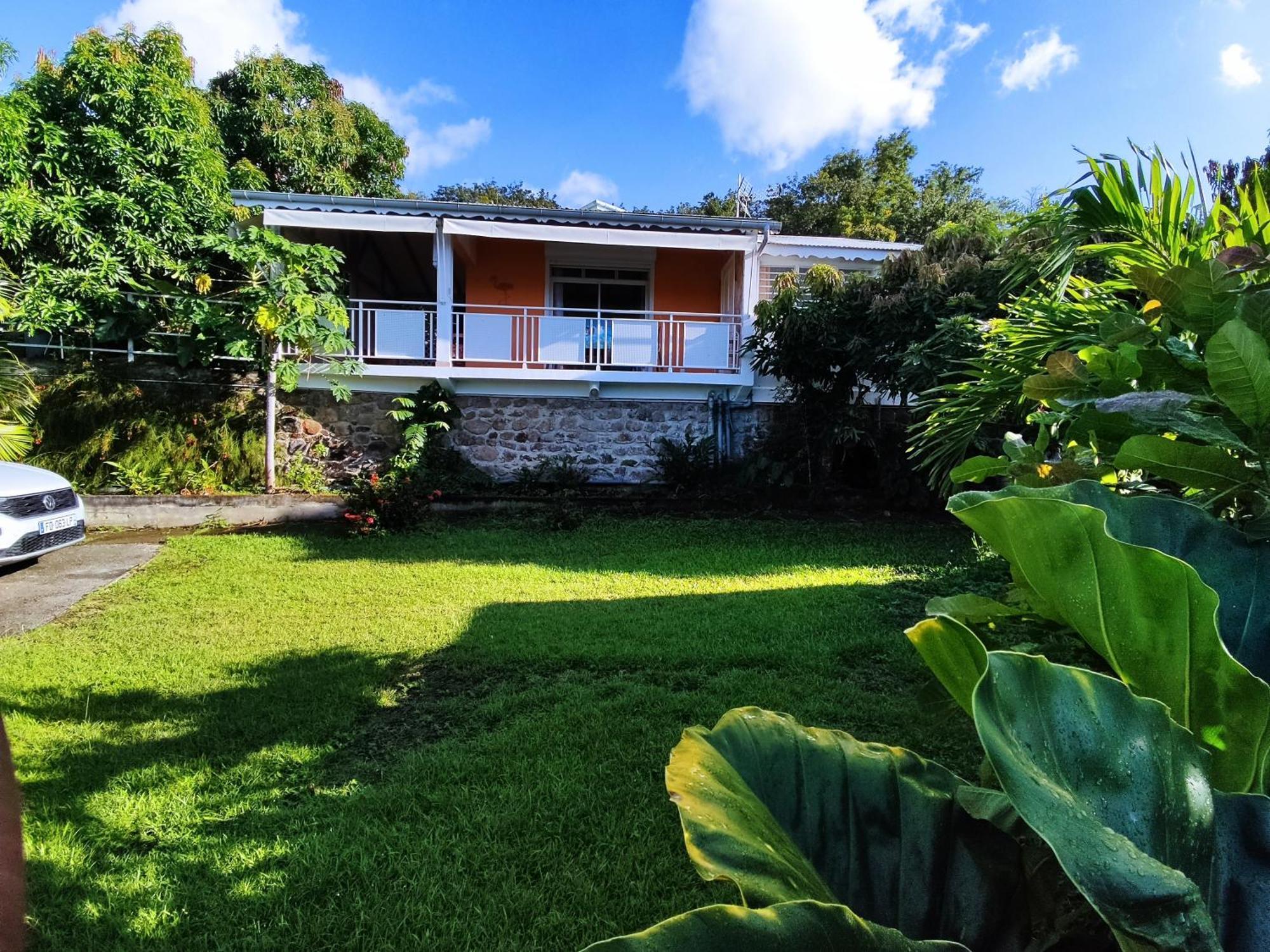 Bungalow With Sea View In Деше Экстерьер фото