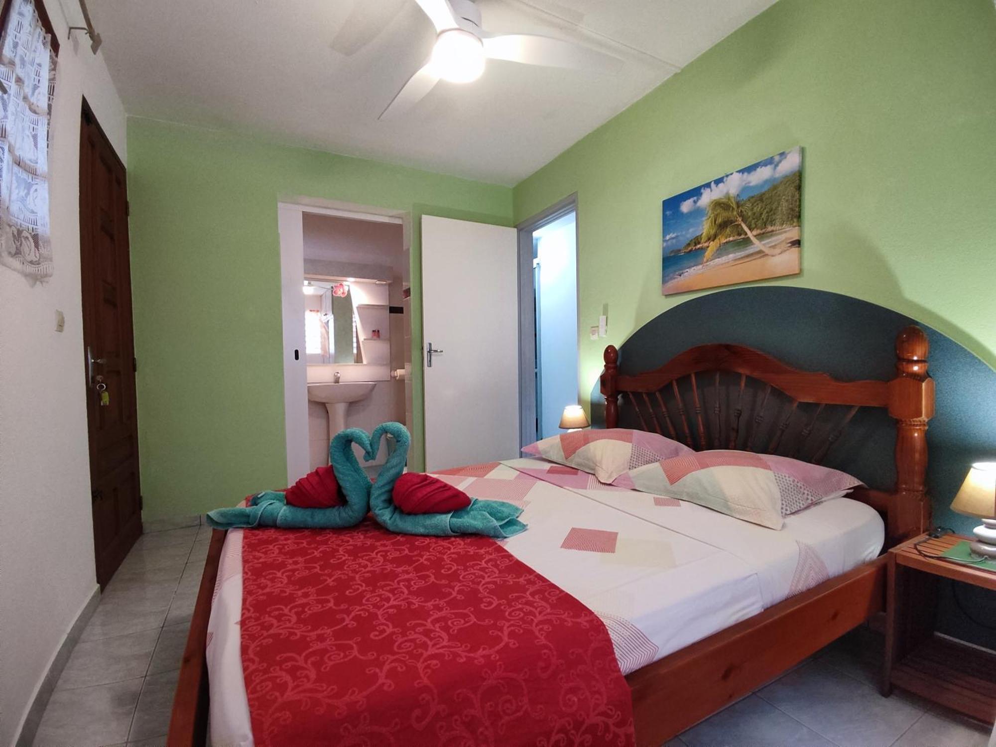 Bungalow With Sea View In Деше Экстерьер фото